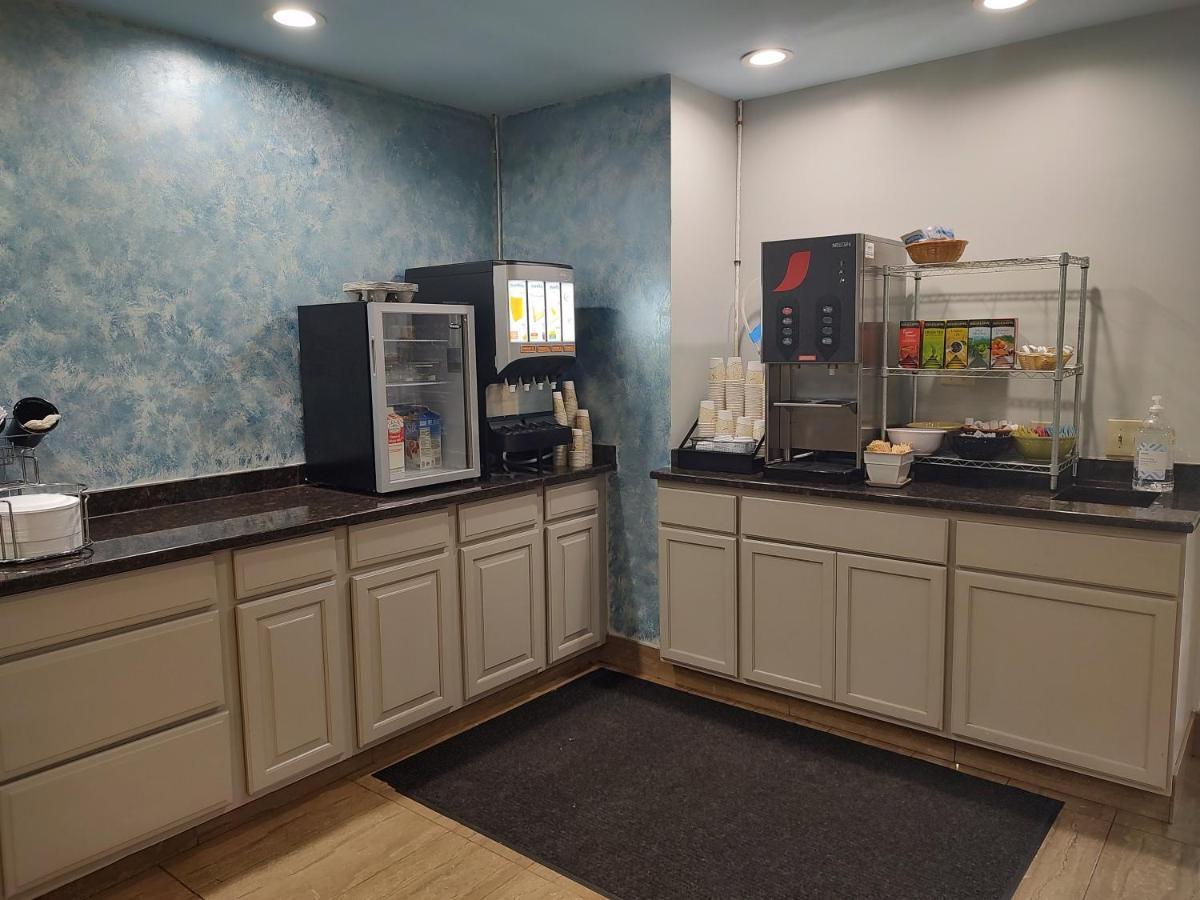 Hilltop Inn & Suites, Near Foxwoods Casino Северен Стинингтън Екстериор снимка