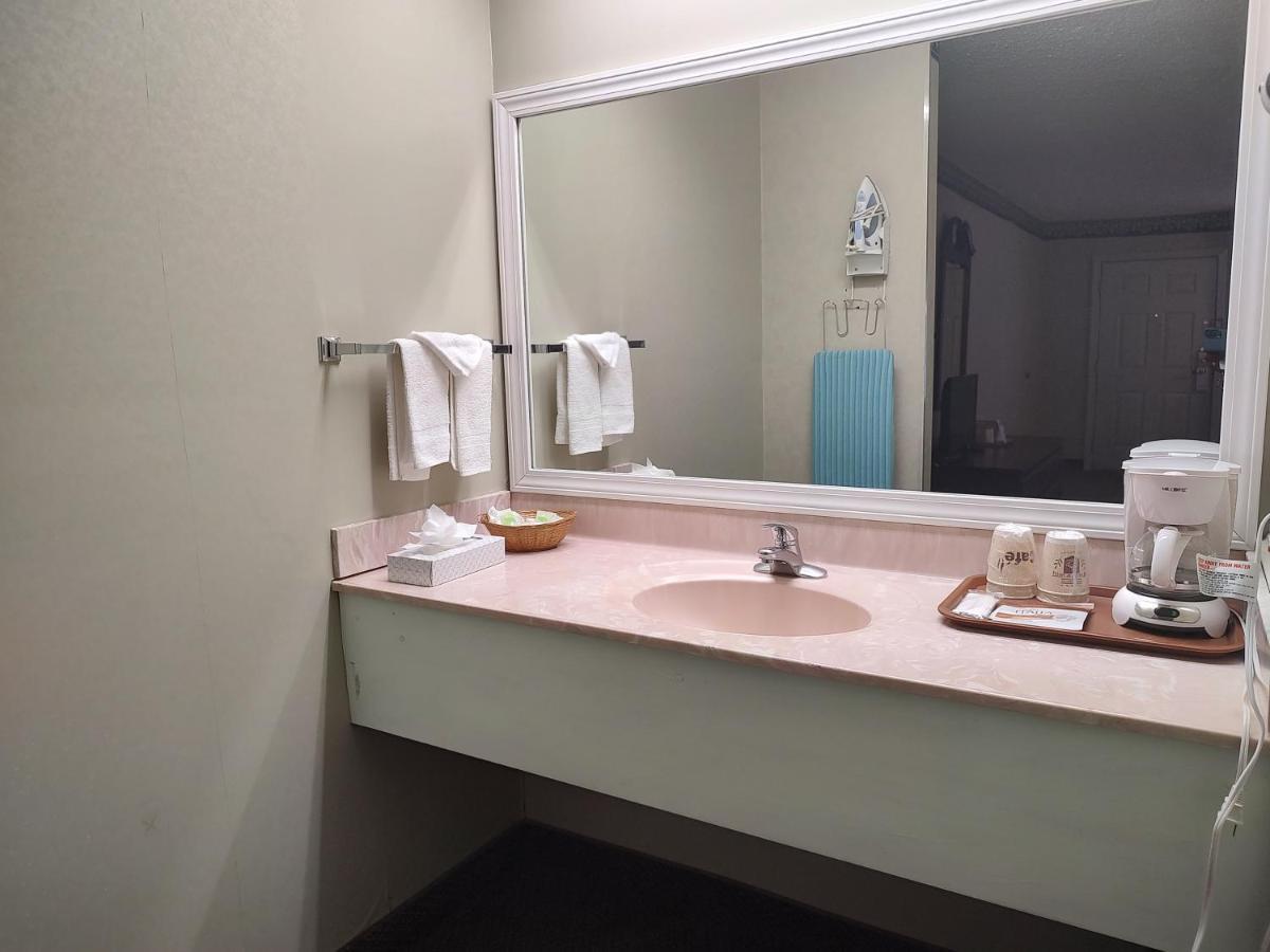 Hilltop Inn & Suites, Near Foxwoods Casino Северен Стинингтън Екстериор снимка
