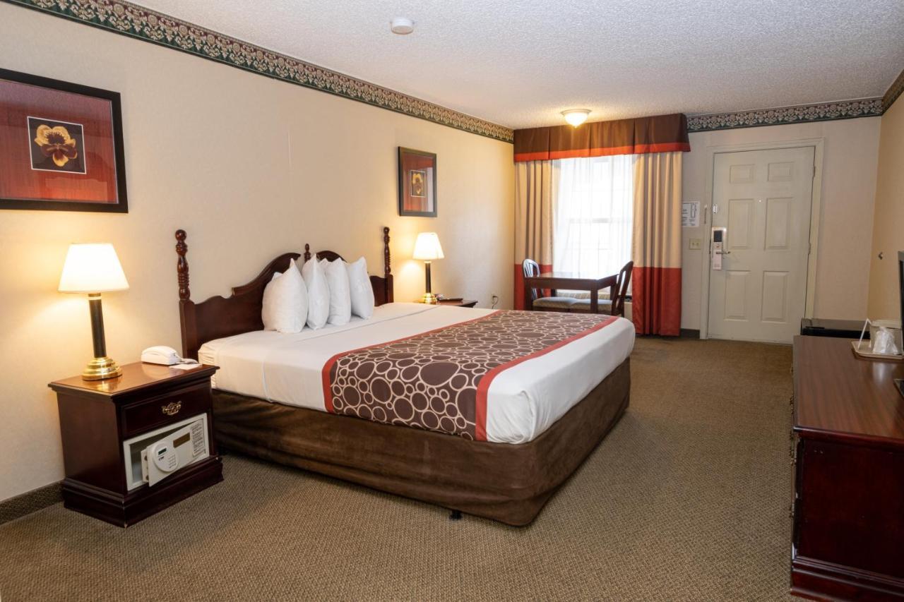 Hilltop Inn & Suites, Near Foxwoods Casino Северен Стинингтън Екстериор снимка