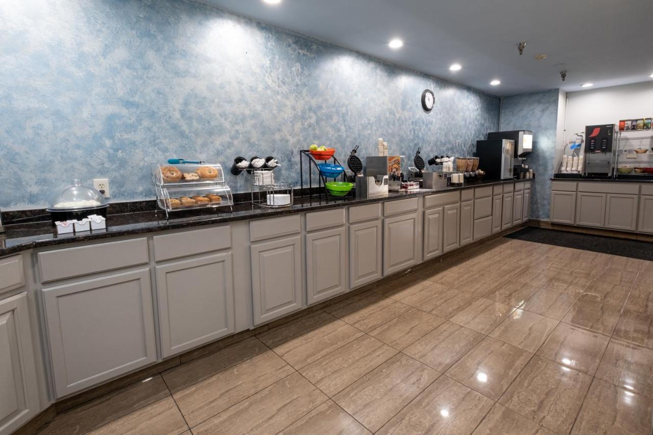 Hilltop Inn & Suites, Near Foxwoods Casino Северен Стинингтън Екстериор снимка