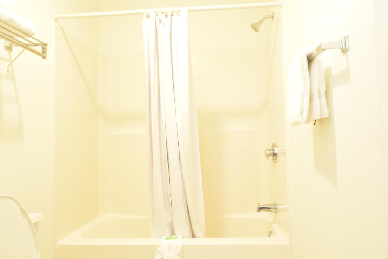 Hilltop Inn & Suites, Near Foxwoods Casino Северен Стинингтън Екстериор снимка