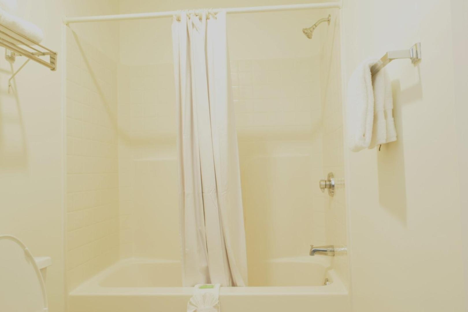 Hilltop Inn & Suites, Near Foxwoods Casino Северен Стинингтън Екстериор снимка